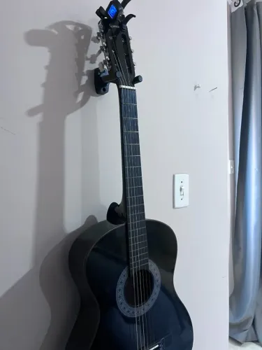 violão com afinador