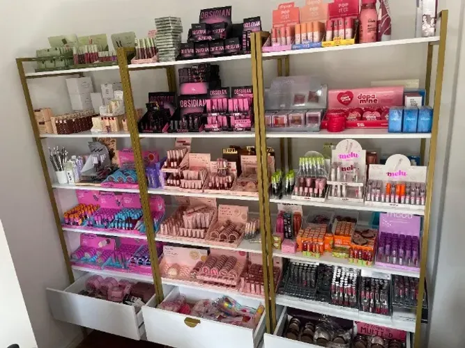 Vendas de produtos de maquiagem, skincare e acessórios + 3 Estantes