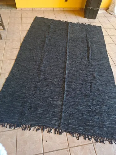 Tapete preto novo tecido e couro.