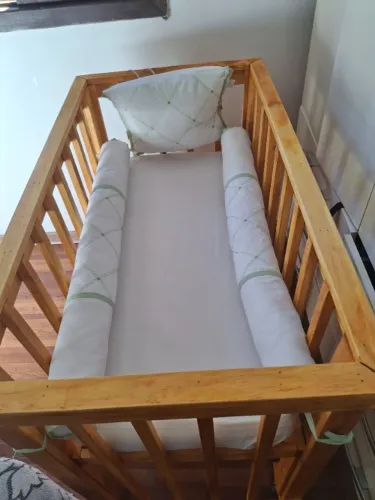 Mini berço com colchão, lençol e protetor