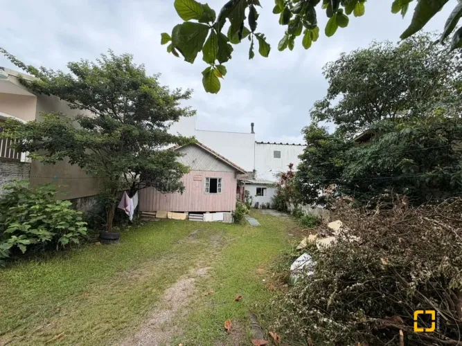 Terreno com 240m² no bairro Capoeiras em Florianópolis / SC