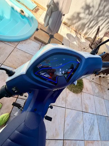 Moto com 114km rodado, emplacada com IPVA e licenciamento pago