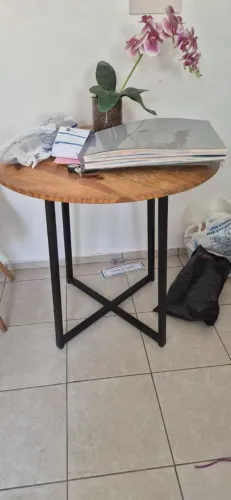 Vendo mesa de madeira com pés de ferro