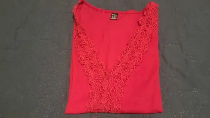 Blusinha feminina  Shein decote V com renda vermelha media