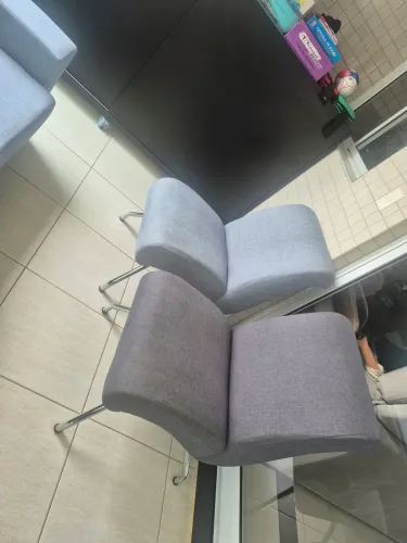 Duas poltronas com pe metálico, tecido linho