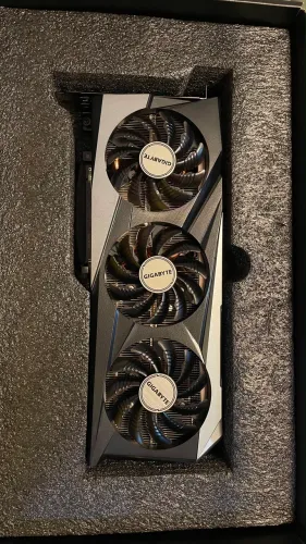     Placa de Vídeo RX 7600 8GB Branca Triple Fan - Impecável