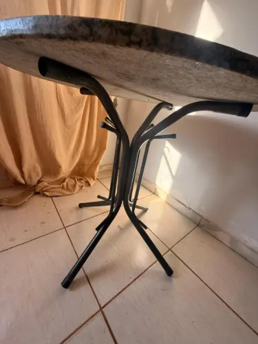 Mesa redonda com 4 cadeiras