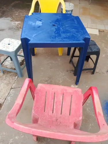 Mesa de plástico 2 cadeira 2 banco
