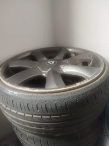 Vendo rodas aro 17 Santorini Volcano Wheels usadas estão com pneus meia vid,dois tem troca