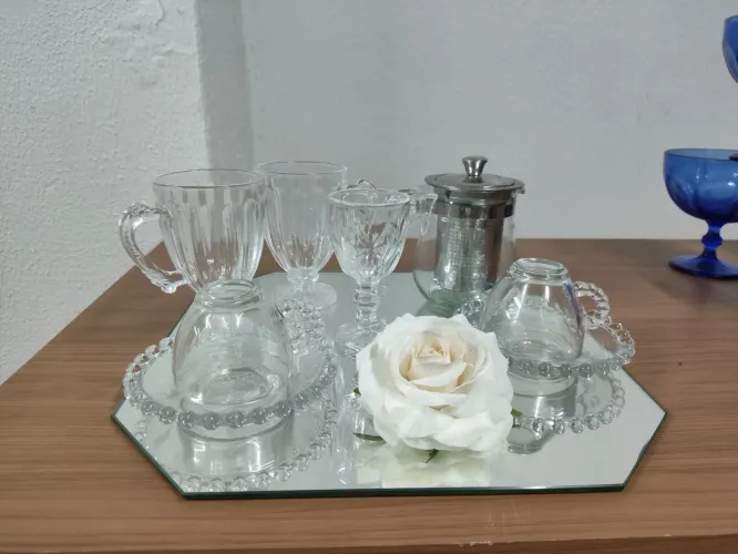 02 xícaras de café, 02 xícaras de vidro de chá e uma jarrinha com coador de inox
