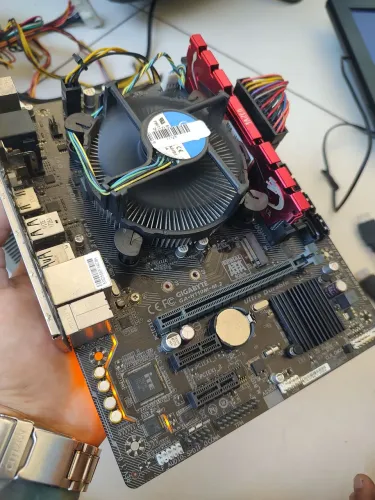 Kit placa Mãe 1151 Gigabyte + Processador I3, 7° Geração + Memória 8GB Ddr4