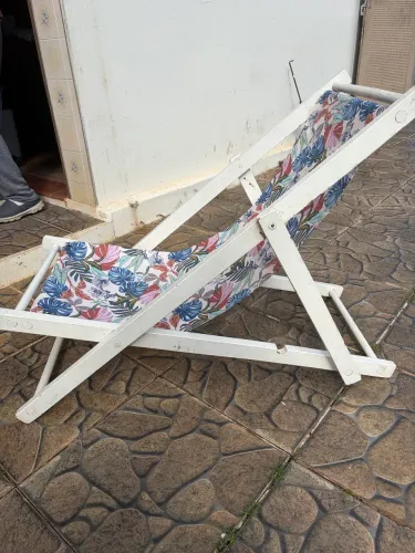 Cadeira espreguiçadeira de madeira