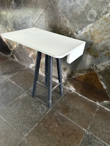 Mesa suspensa mais banco alto