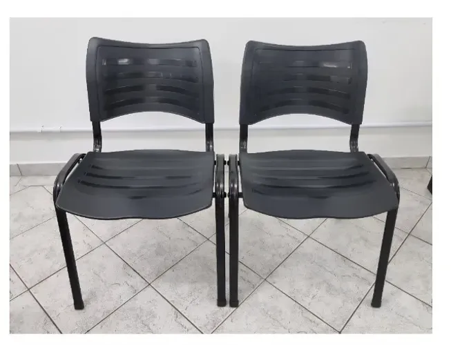 Cadeiras - estrutura em aço, assento e encosto em polipropileno