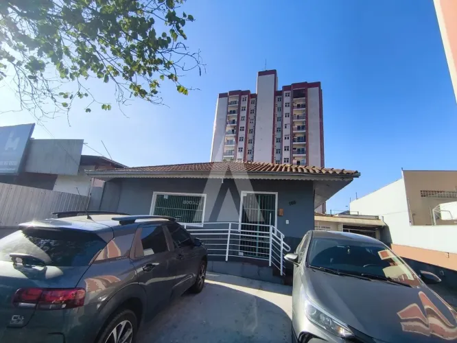 CASA COMERCIAL NO CENTRO COM ESTACIONAMENTO