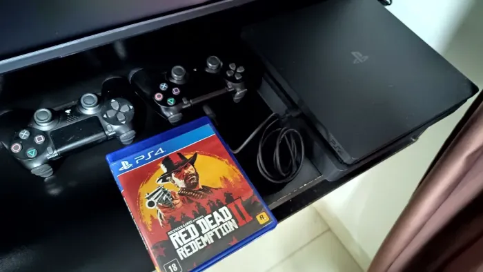 VENDO OU TROCO PS4 SLIM COM SSD DE 1TB COM DUAS MANETES ORIGINAL E RED REDEMPTION 2 