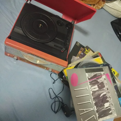 Vitrola (com defeito) + discos