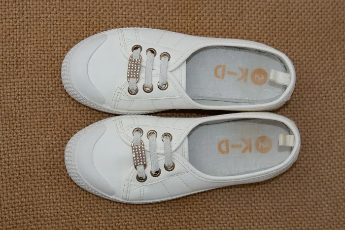 Tênis branco infantil com detalhe em strass