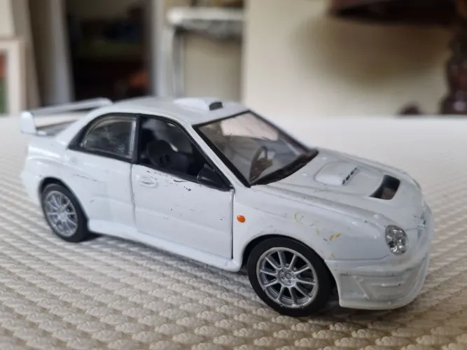 Miniatura Subaru Impreza Wrc Cor Branca Escala 1:22 - Colecionável