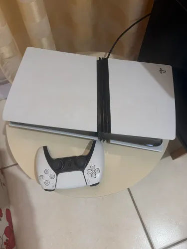 Vendo PS5 pro 2 TB com uma manete, contém a caixa original