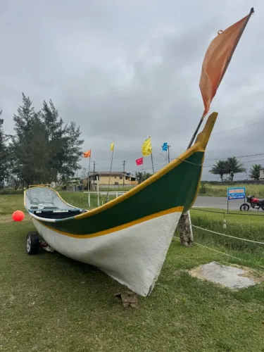 Canoa com documento e rede de camarão 