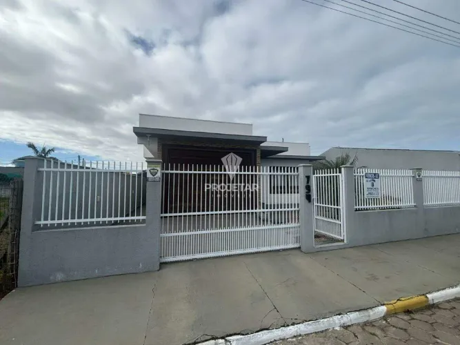 CASA À VENDA NO CENTRO DE BALNEÁRIO ARROIO DO SILVA