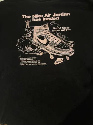 Camisa Jordan Oversized Graphic T-Shirt "The Nike Air Jordan Has Landed