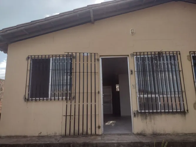 Alugo casa na Morada do Sol, com dois quartos, sala, cozinha, banheiro e quintal.