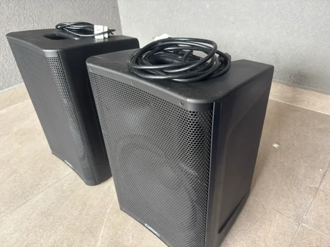 Caixa de Som Ativa - QSC CP12 PAR