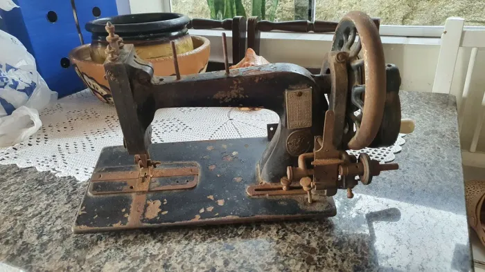 Maquina de Costura Centenária Clemens Müller-Dresden Antiga ferro fundido antiguidade