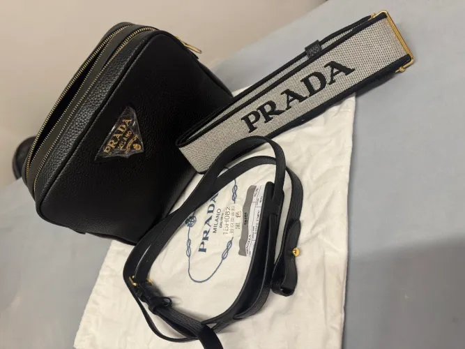 Bolsa Prada italiana preta em couro legítimo 