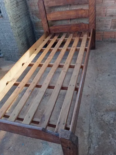 CAMA DE MADEIRA MACIÇA 