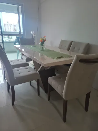 MESA COM SEIS CADEIRAS