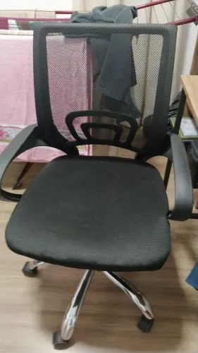 Vendo duas cadeiras de escritório 100 reais cada.