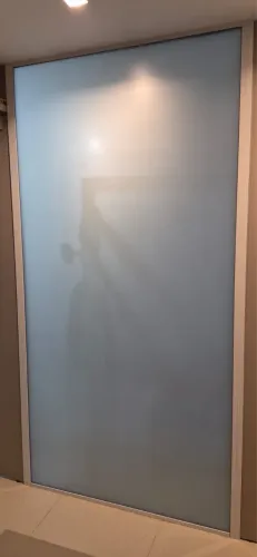 Vidro com película, temperado. Para divisórias, portas, vitrines
