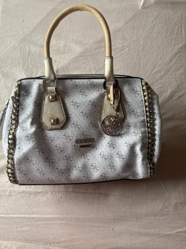 Bolsa baú branca COM MONOGRAMA GUESS
