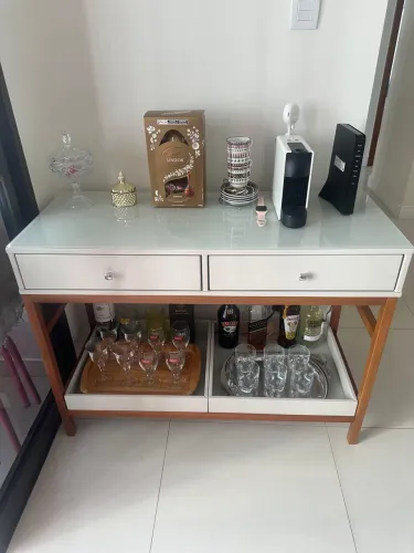Lindo aparador para bebidas e cristais Smarçaro