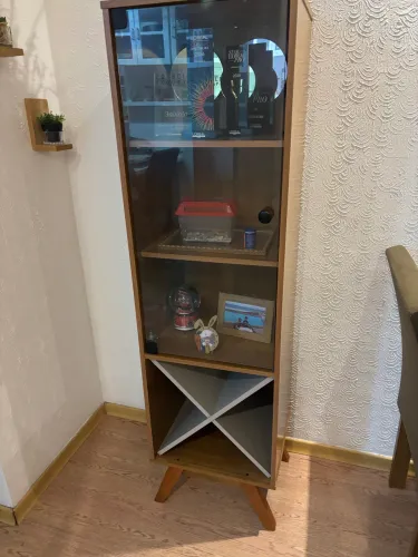 Cristaleira com porta vinhos