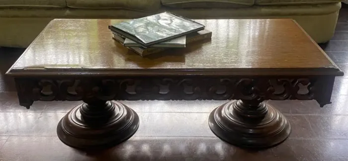 Mesa de Centro Antiga Trabalhada em Madeira Cerejeira (120x60x44cm)