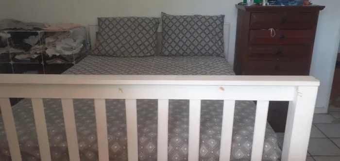 Cama de casal alta com colchão grosso (retirar no local)