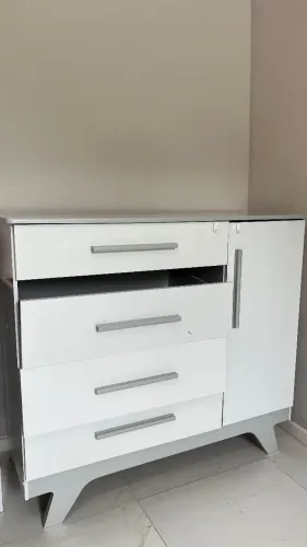 Cômoda Retrô Branca e Cinza 4 gavetas e 1 cabideiro para bebês