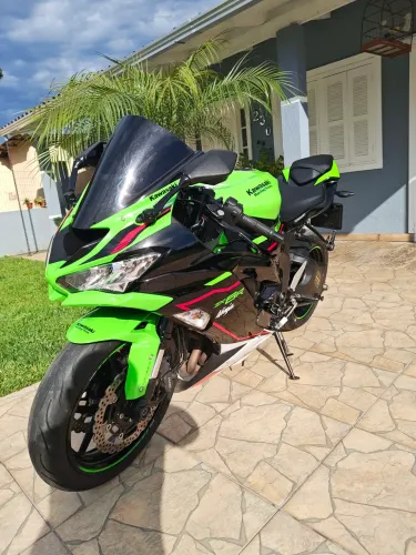 moto Kawasaki 2023