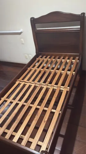 Cama de solteiro clássica
