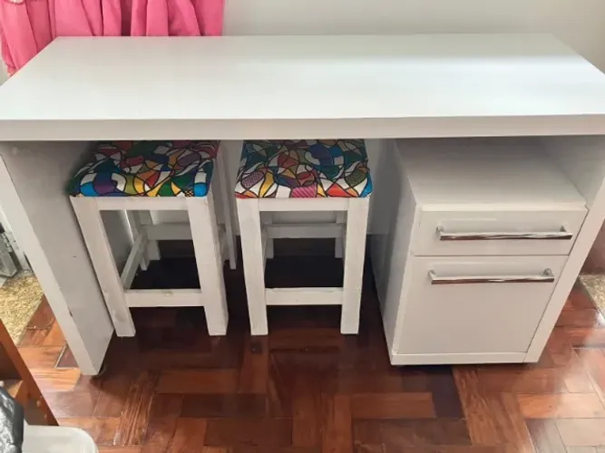 Mesa Escrivaninha Branca com nicho, gaveta e armário, linda!