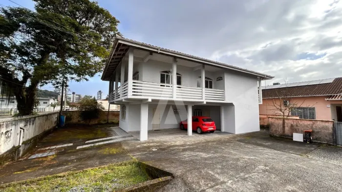 CASA COM 3 QUARTOS, 2 SALAS, 2 COZINHA, 3 BANHEIROS, CHURRASQUEIRA, NO BAIRRO ANITA GARIBA