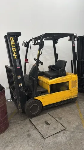 2 Empilhadeiras contrabalanciadas sem bateria,1 Empilhadeira potografica com bateria e car