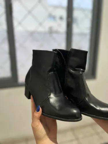 Vende-se bota cano baixo preta tam 35