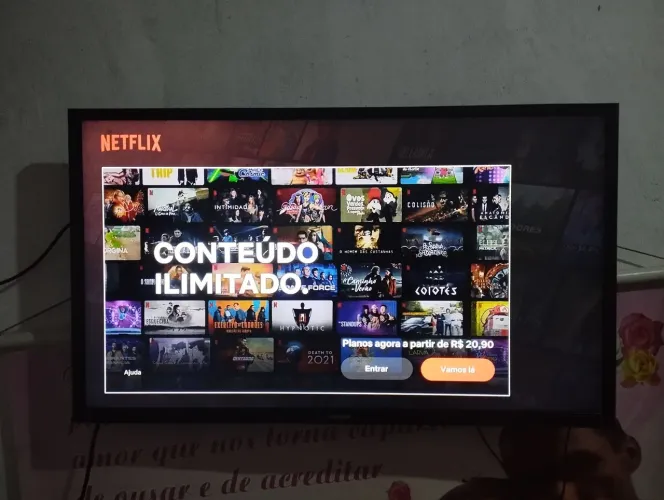 Tv Samsung cristal smart de 32 polegadas semi nova 