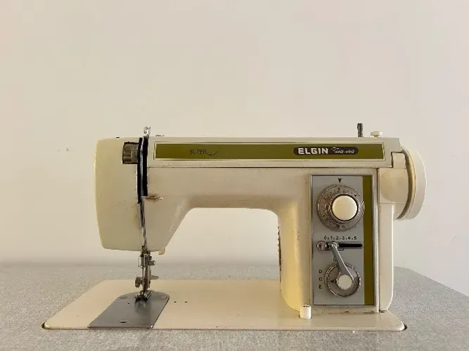 Máquina de Costura Elgin Super Zig-Zag 220V COMPLETA com Mesa e Pedal