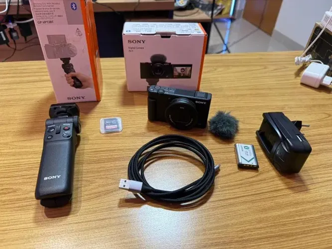 Câmera Sony Zv-1 + Tripé controle remoto (Para Criadores De Conteúdo, Vlogging E Youtube )